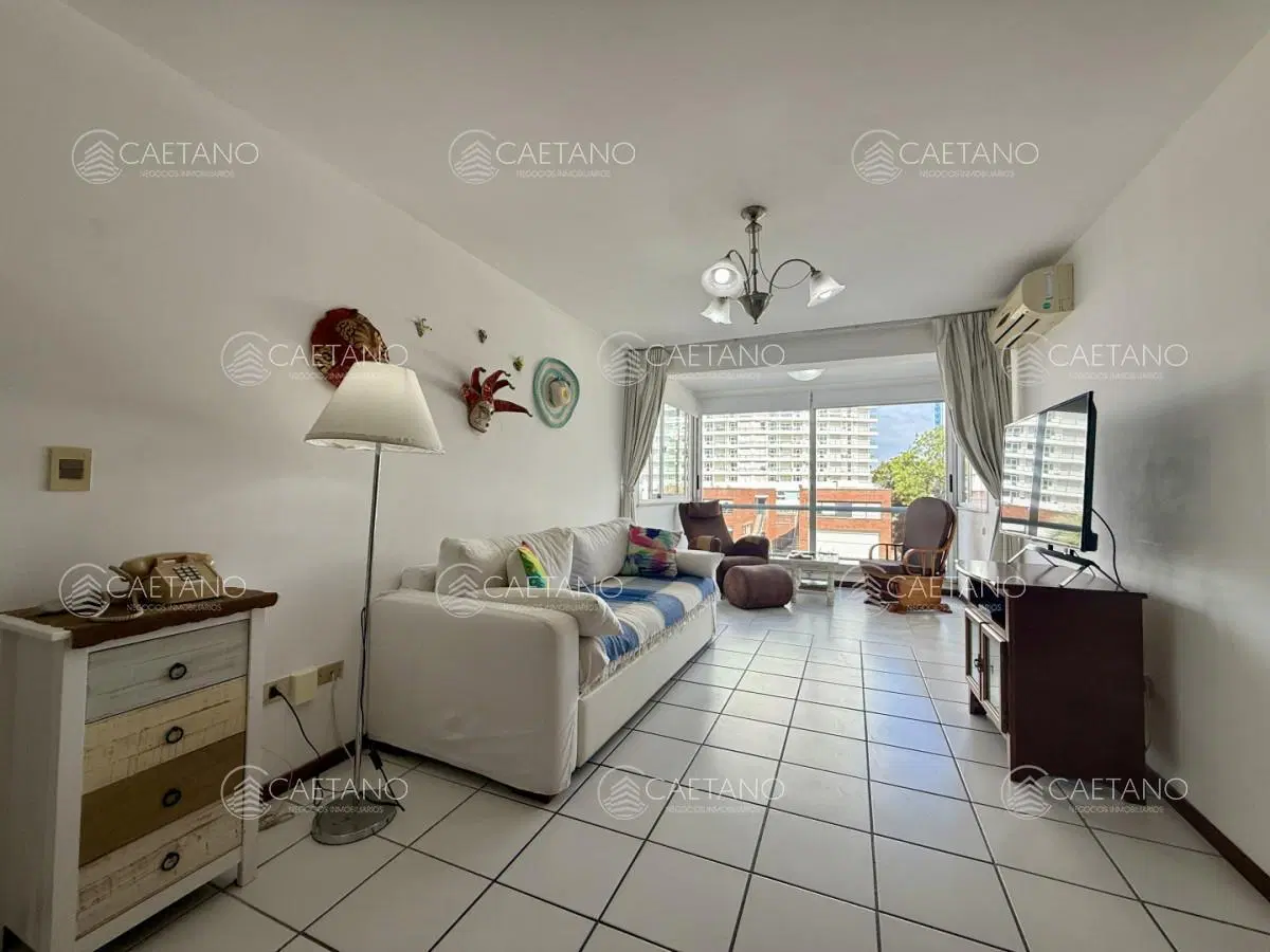 Venta apartamento 2 dormitorios. Playa mansa, Punta del Este. 2