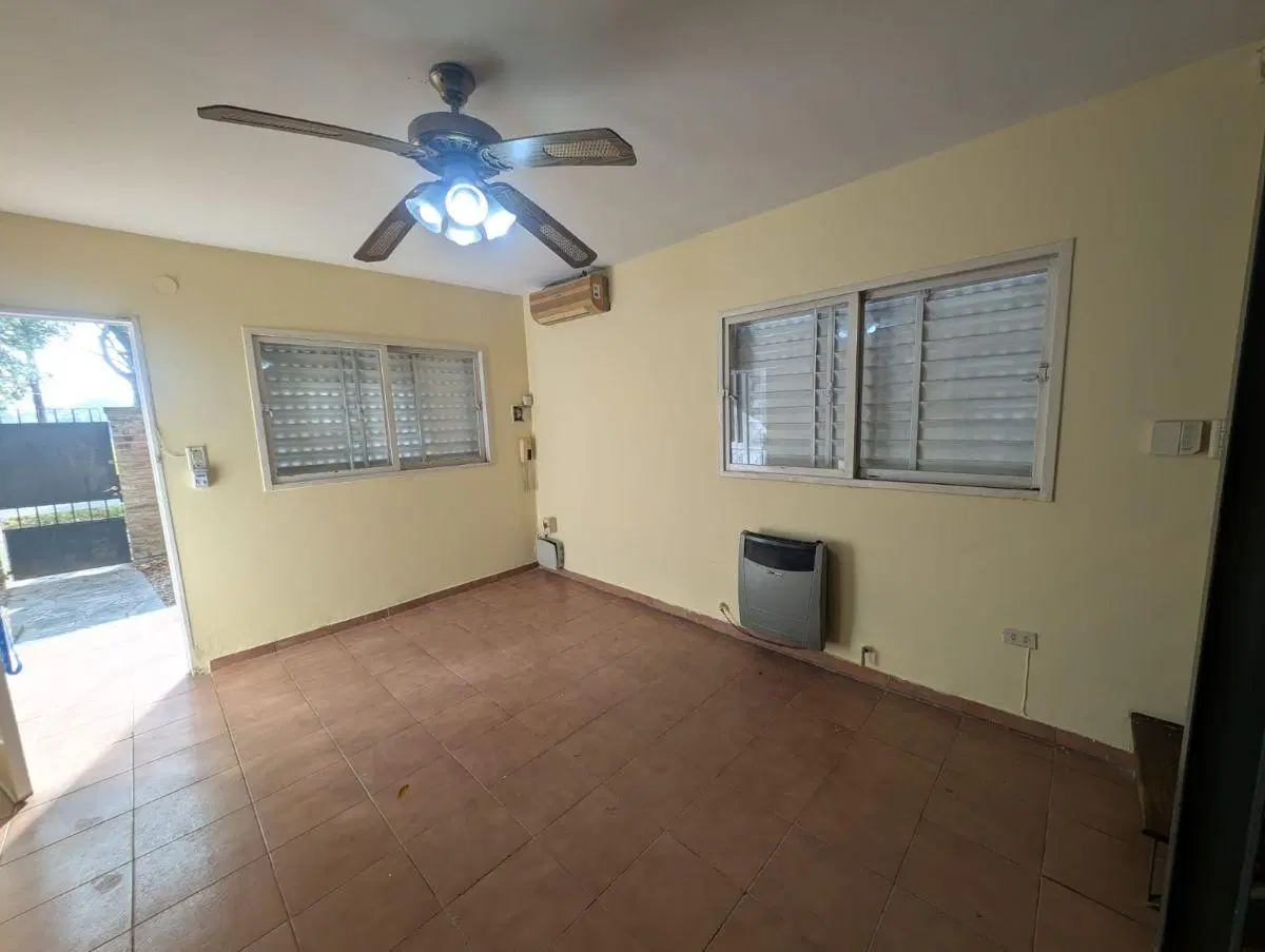 Casa con 800 m² terreno, 2 dormitorios en alquiler permanente en Funes 2