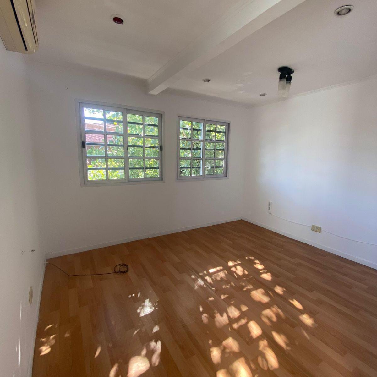 Foto de Casa en Venta de 3 ambientes en Lanus Oeste. Apta Crédito!!, imagen 3