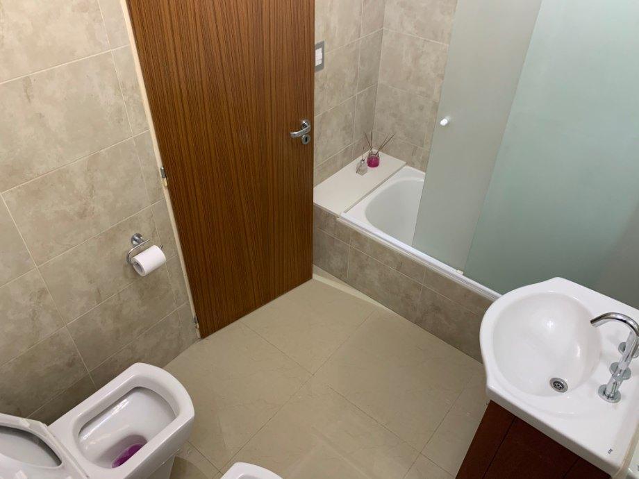DEPARTAMENTO EN VENTA DE 3 AMBIENTES EN LANUS OESTE CON DOS COCHERAS