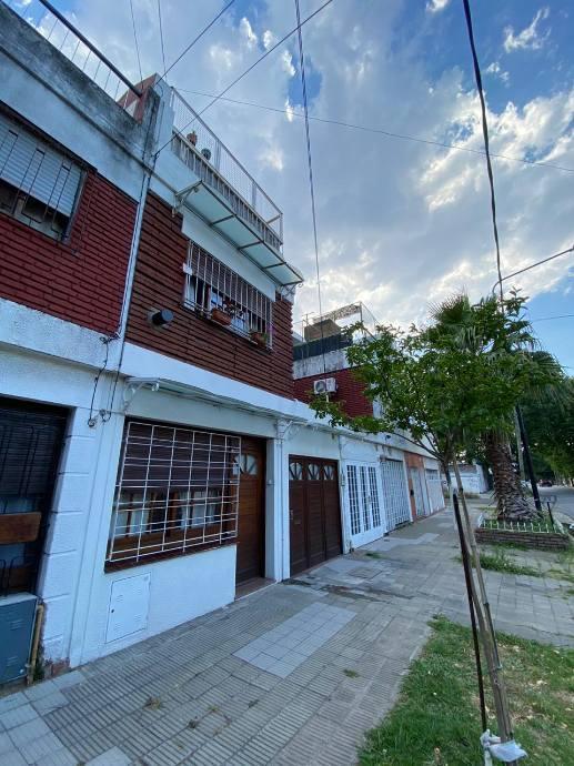 DUPLEX EN VENTA DE 4 AMBIENTES EN LANUS ESTE CON COCHERA