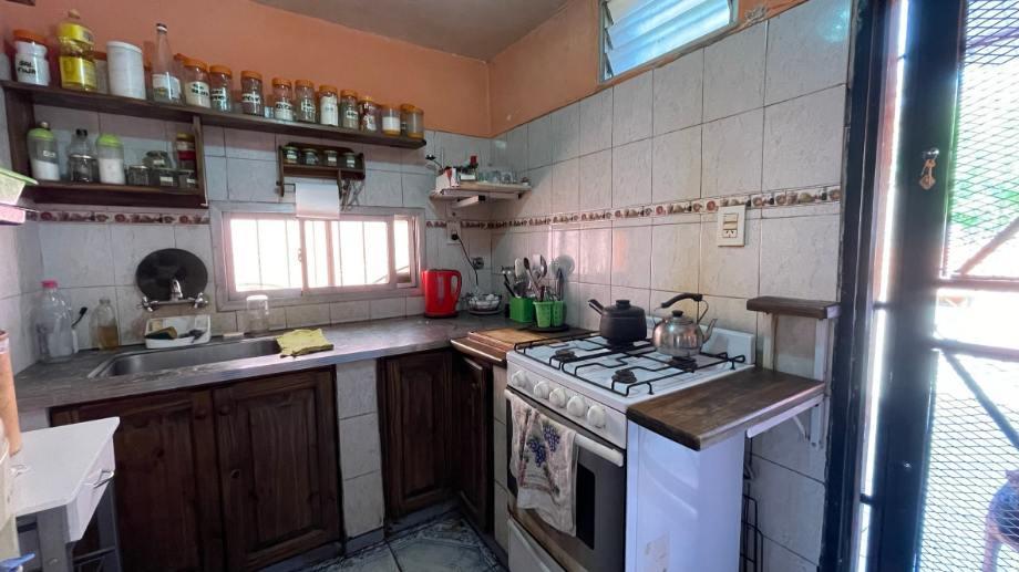 CASA EN VENTA EN LANUS OESTE DE 3 AMBIENTES CON COCHERA Y FONDO LIBRE