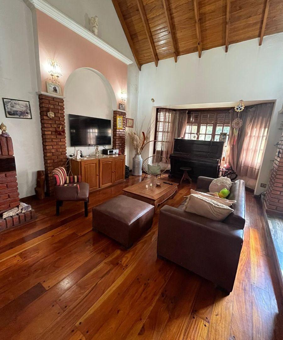 HERMOSO CHALET EN LANUS OESTE DE 4 AMBIENTES CON FONDO LIBRE Y COCHERA PARA DOS AUTOS.