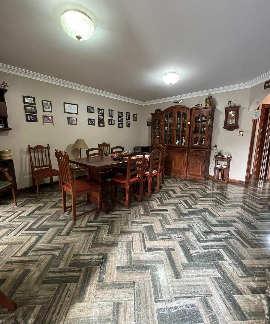 Foto de HERMOSO CHALET EN LANUS OESTE DE 4 AMBIENTES CON FONDO LIBRE Y COCHERA, imagen 4