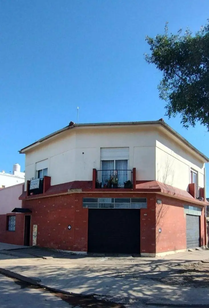 Departamento tipo casa de tres ambiente en primer piso con terraza!! 2