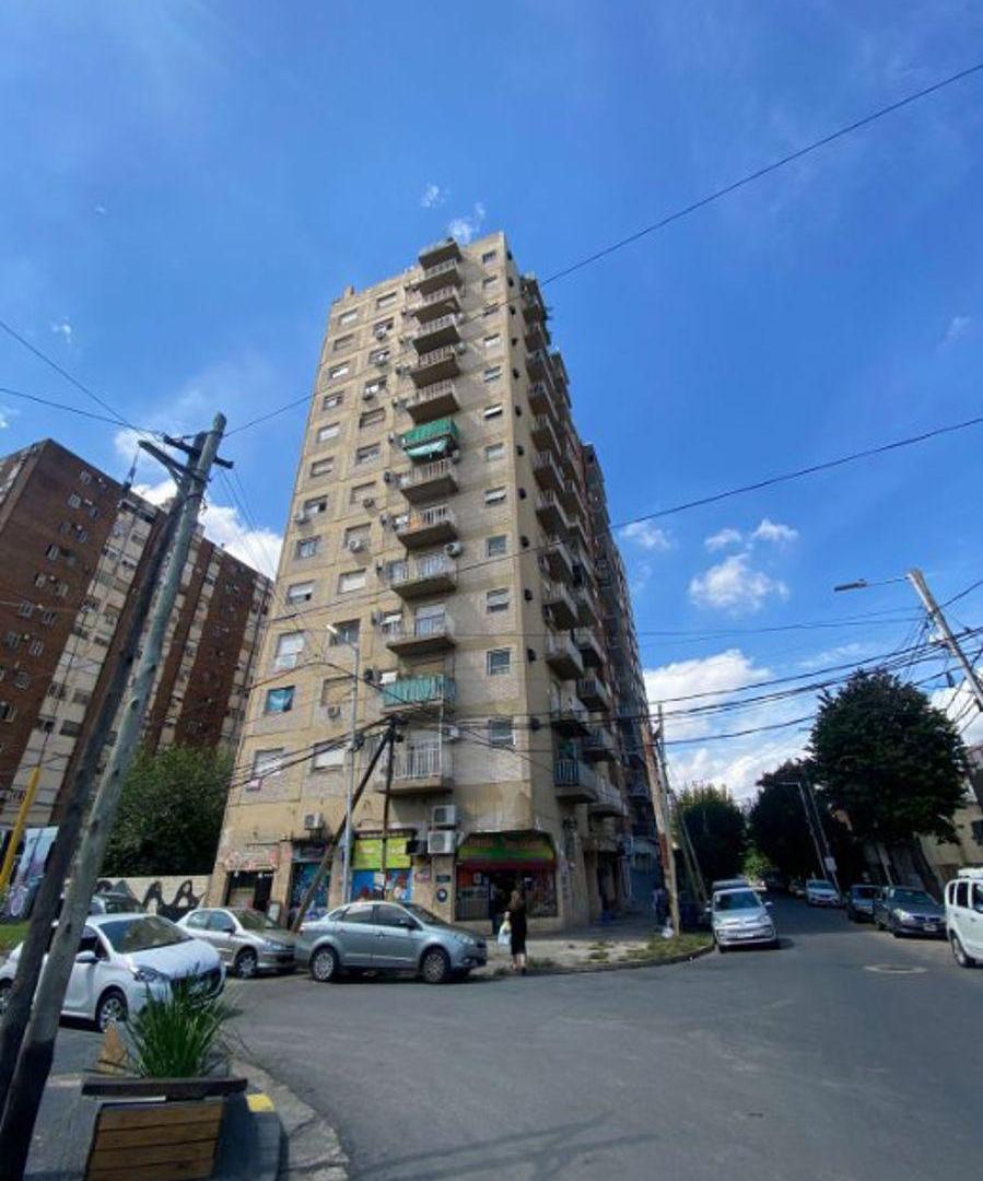 Departamento de dos ambientes en GERLI Oeste a una cuadra de la avenida!