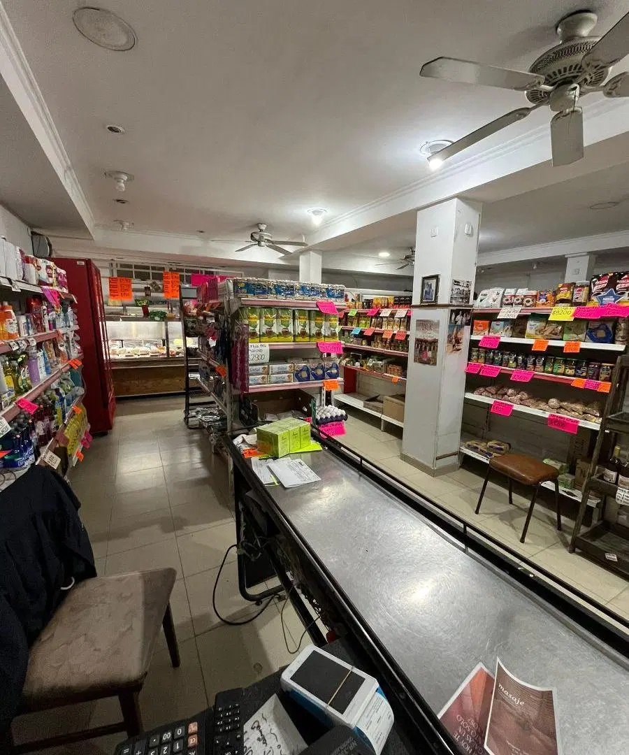 Venta en Block de locales al frente y 3 departamentos en lanus este 4