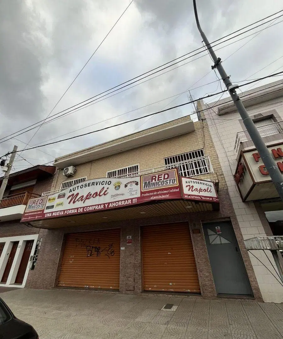 Venta en Block de locales al frente y 3 departamentos en lanus este 5