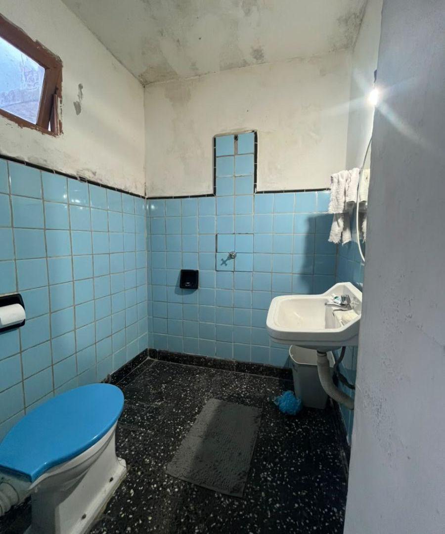 Foto de LOCAL AL FRENTE CON DEPARTAMENTO INTERNO POR PASILLO EN GERLI. IDEAL, imagen 3