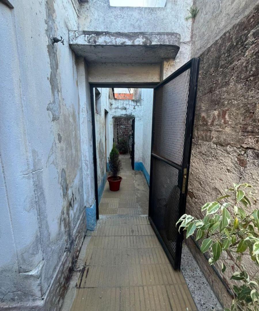 Foto de LOCAL AL FRENTE CON DEPARTAMENTO INTERNO POR PASILLO EN GERLI. IDEAL, imagen 1