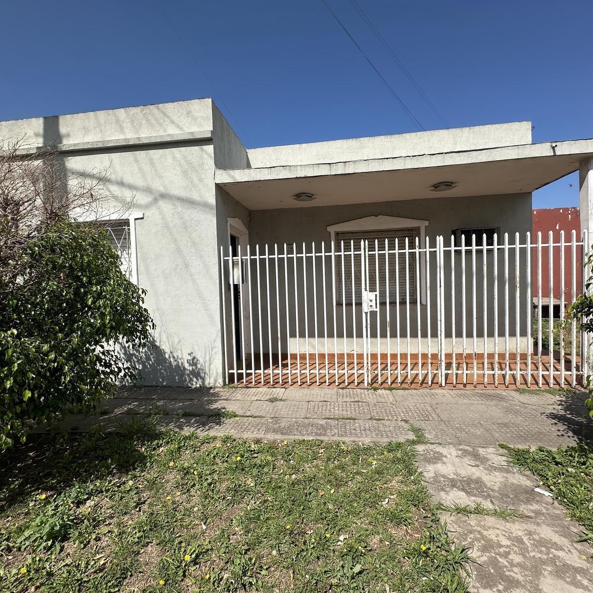 VENTA DE CASA EN ITUZAINGO DE 4 AMBIENTES - APTO CREDITO