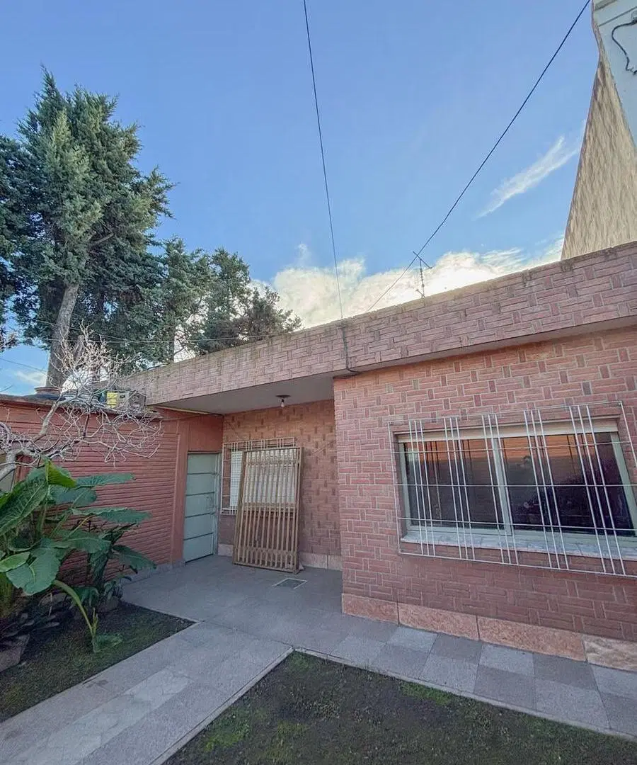 Casa en alquiler con pileta en Moreno 2