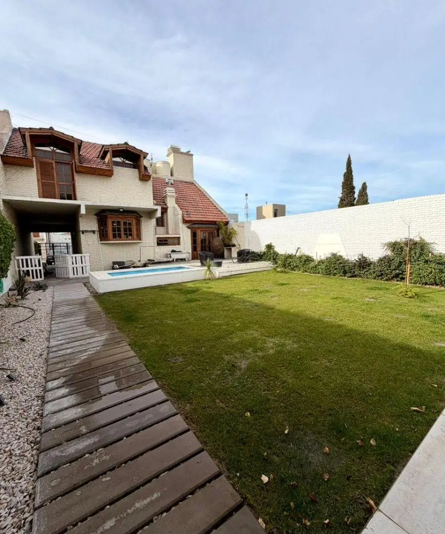 Casa con 4 dormitorios y 480 m² en venta en Trelew 1