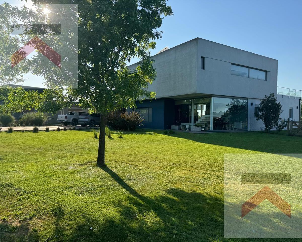 Hermosa Casa en LOTE de 1750m2 AL AGUA en Chacras de la Reserva Cardales