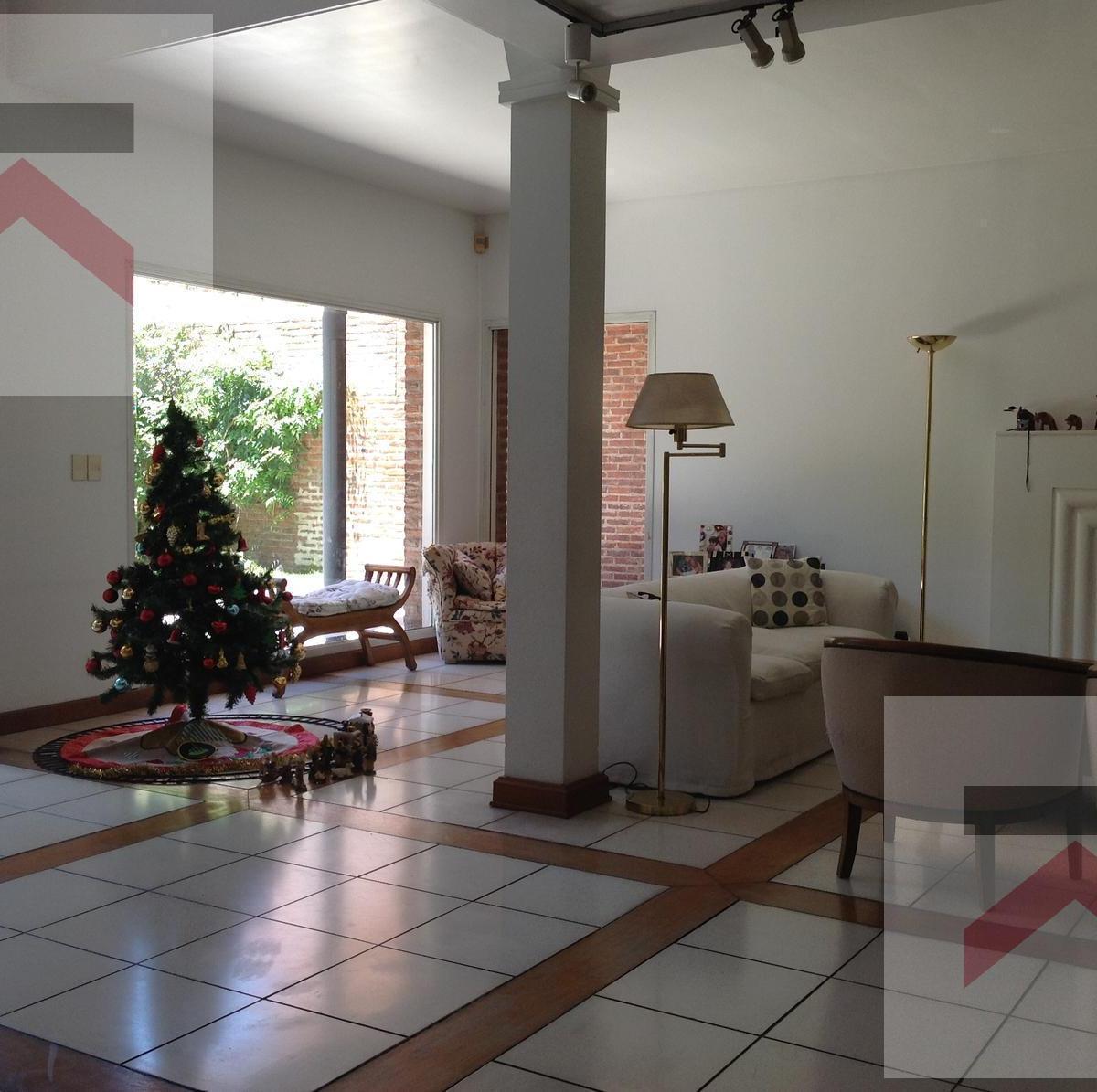 Venta Casa en Punta Chica 4Dorm., con Parque y Pileta! 1
