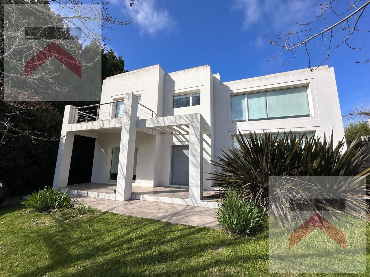 CASA ESTILO RACIONALISTA EN COUNTRY SIERRAS DEL TANDIL