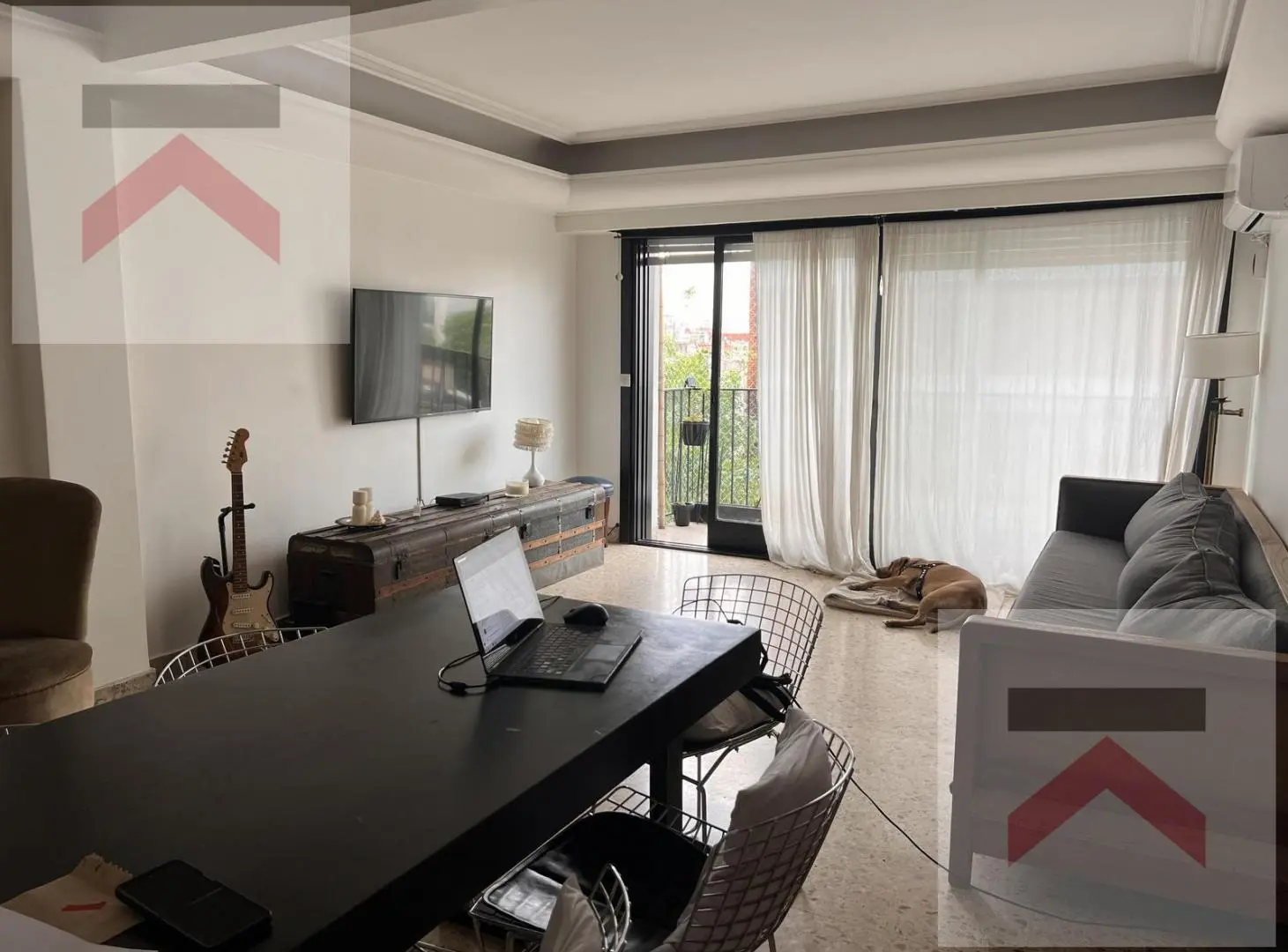 Luminosidad y amplitud en sus espacio: semipiso con palier privado, balcón y cochera. 5