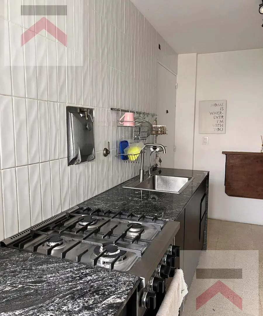 Luminosidad y amplitud en sus espacio: semipiso con palier privado, balcón y cochera. 4