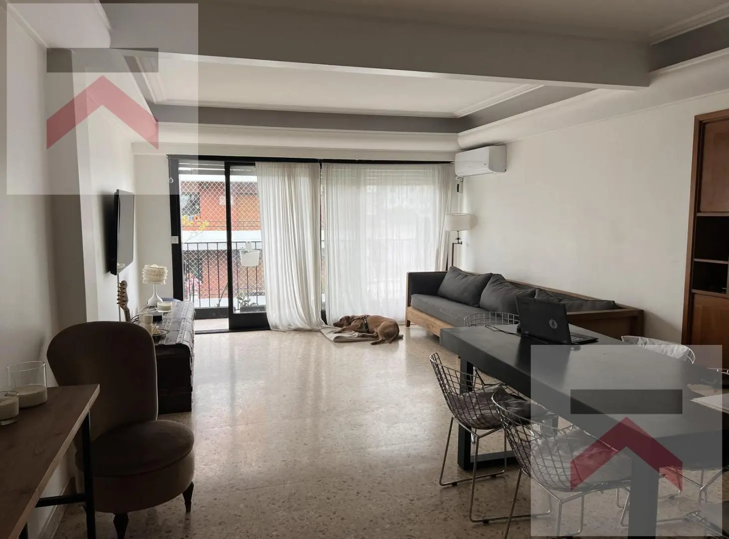 Luminosidad y amplitud en sus espacio: semipiso con palier privado, balcón y cochera. 3