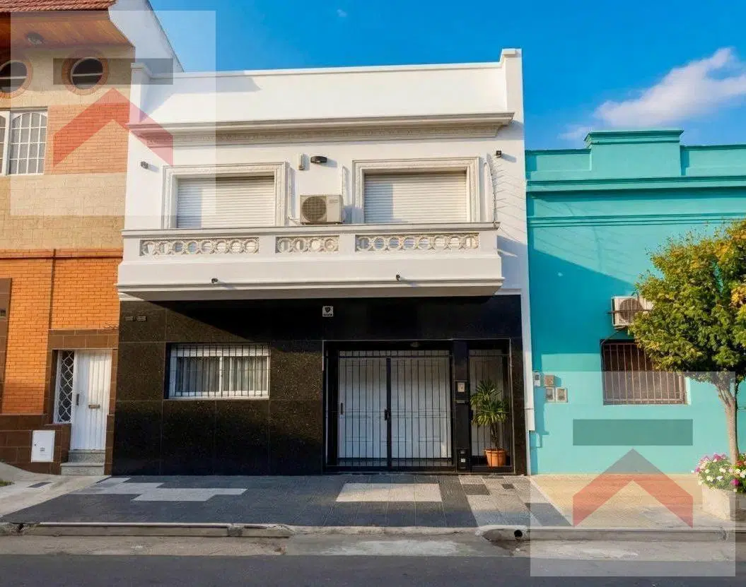 Casa de dos plantas estilo francés con cochera, patio y terraza en Avellaneda, Pba. 1