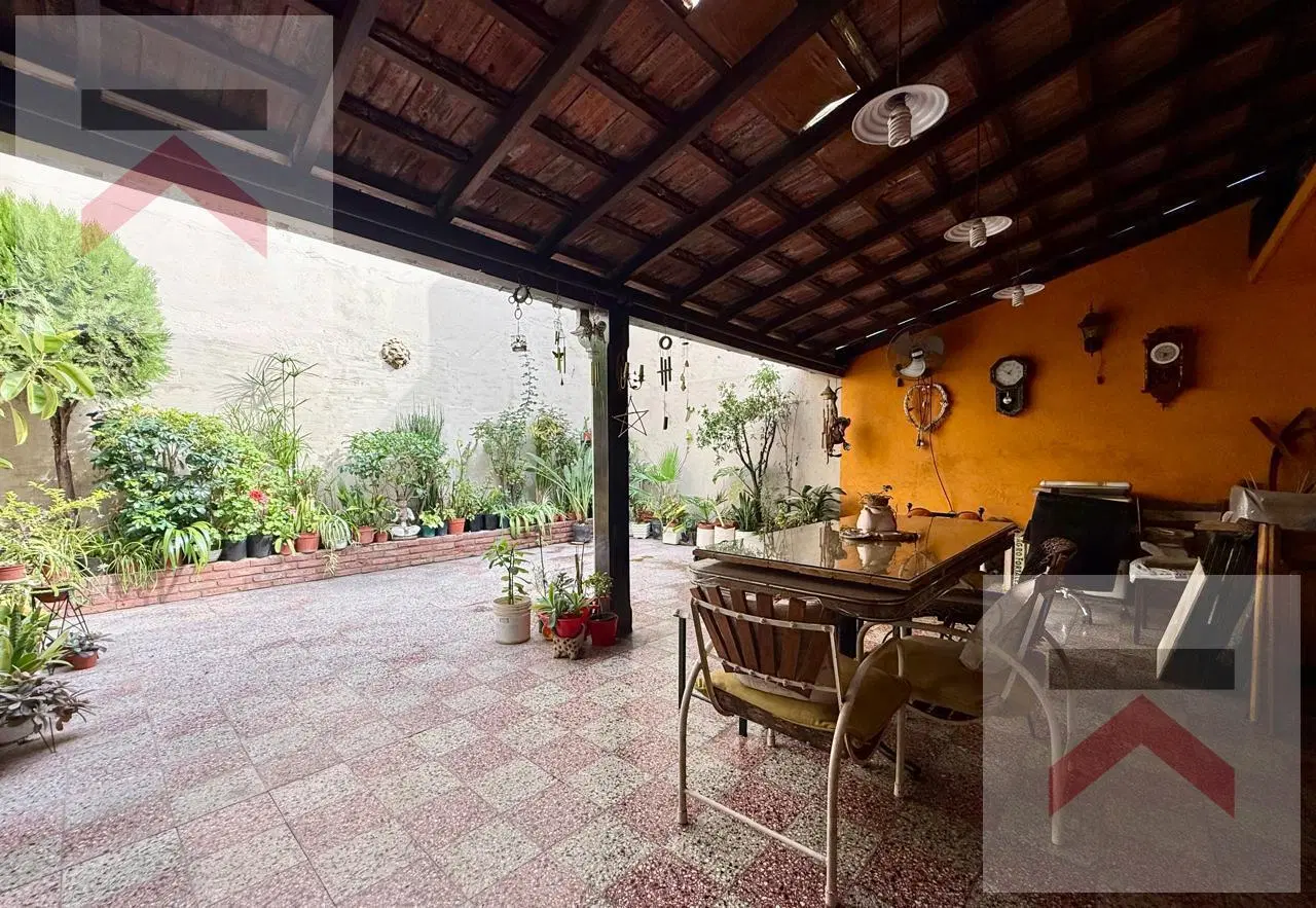 Casa de dos plantas estilo francés con cochera, patio y terraza en Avellaneda, Pba. 8