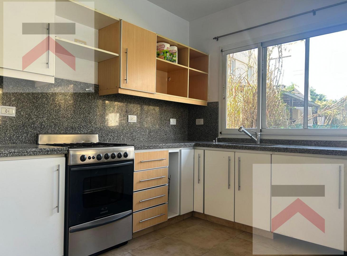 Hermosa Casa con 3 dormitorios y dependencia en Santa Maria De Los Olivos!