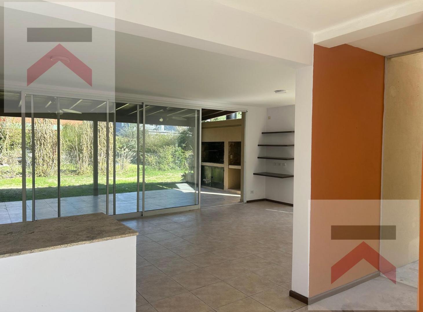 Foto de Hermosa Casa con 3 dormitorios y dependencia en Santa Maria De Los, imagen 3