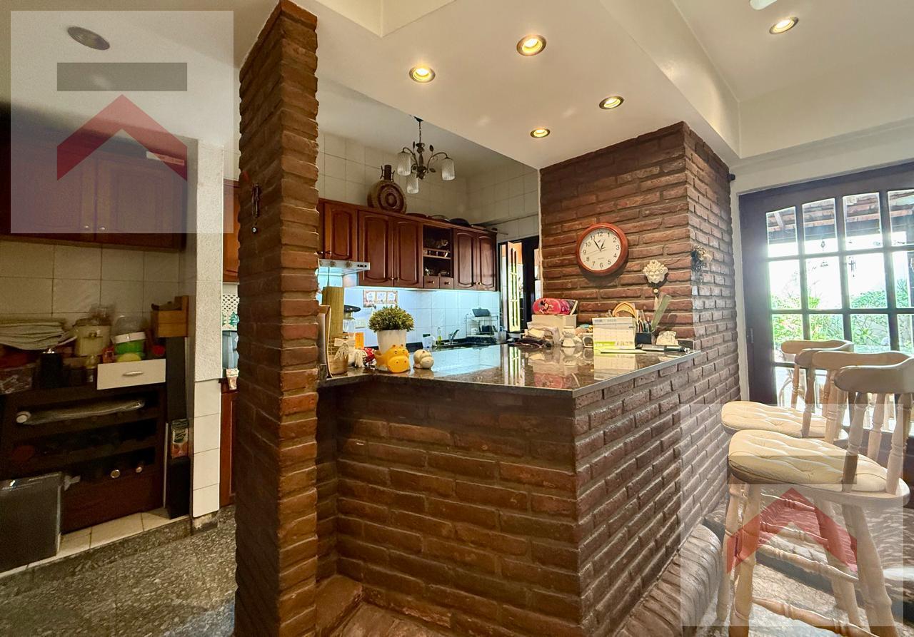 Foto de Casa de dos plantas estilo francés con cochera, patio y terraza en, imagen 5