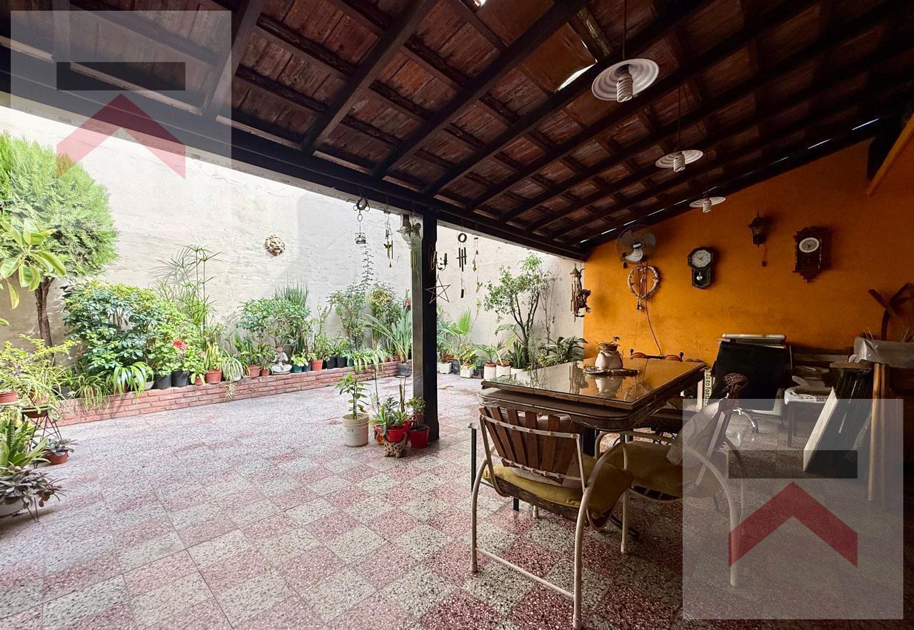 Foto de Casa de dos plantas estilo francés con cochera, patio y terraza en, imagen 2