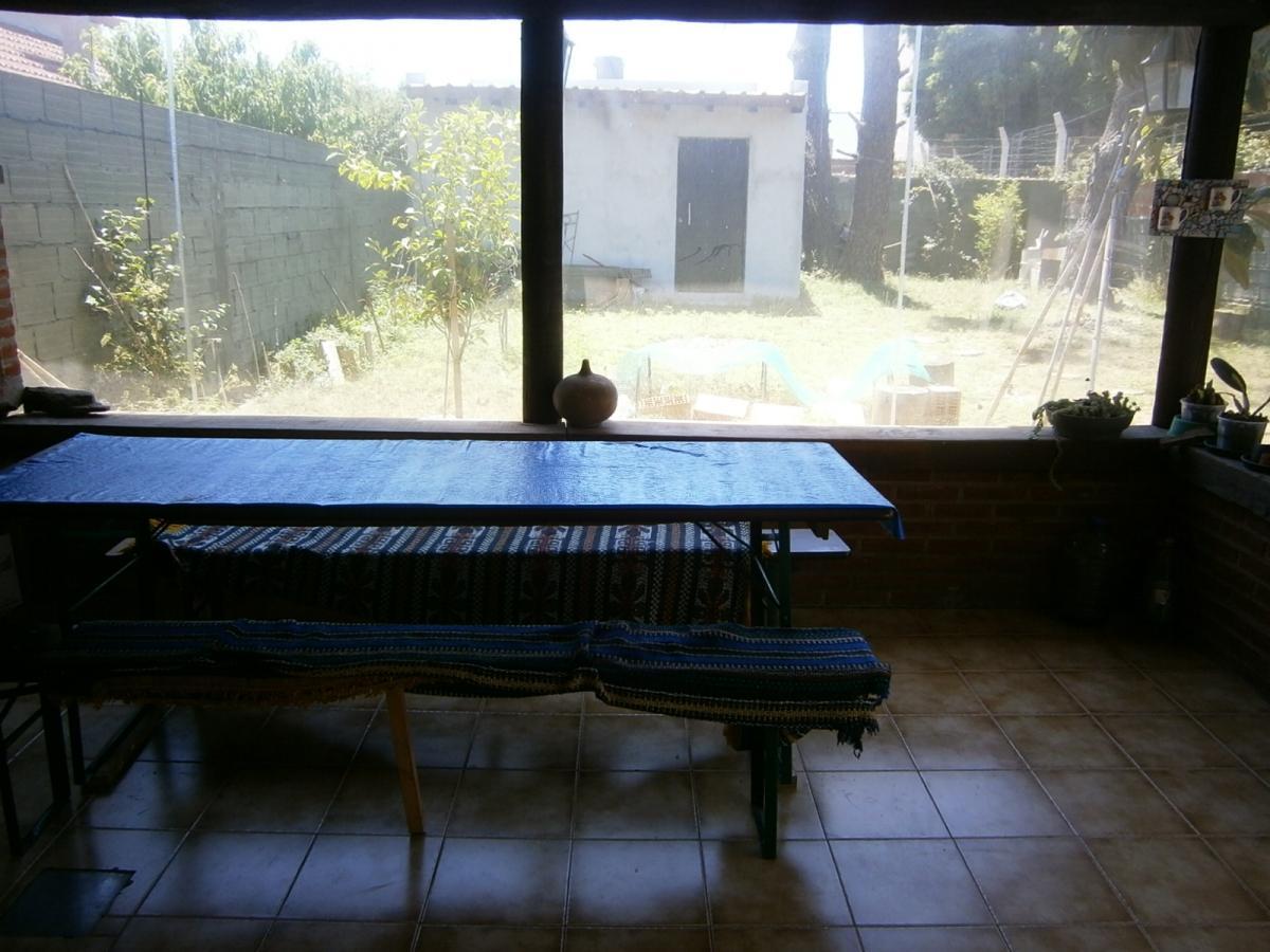 HERMOSA!  CASA 3 AMBIENTES SOLA EN LOTE DE 300M2.