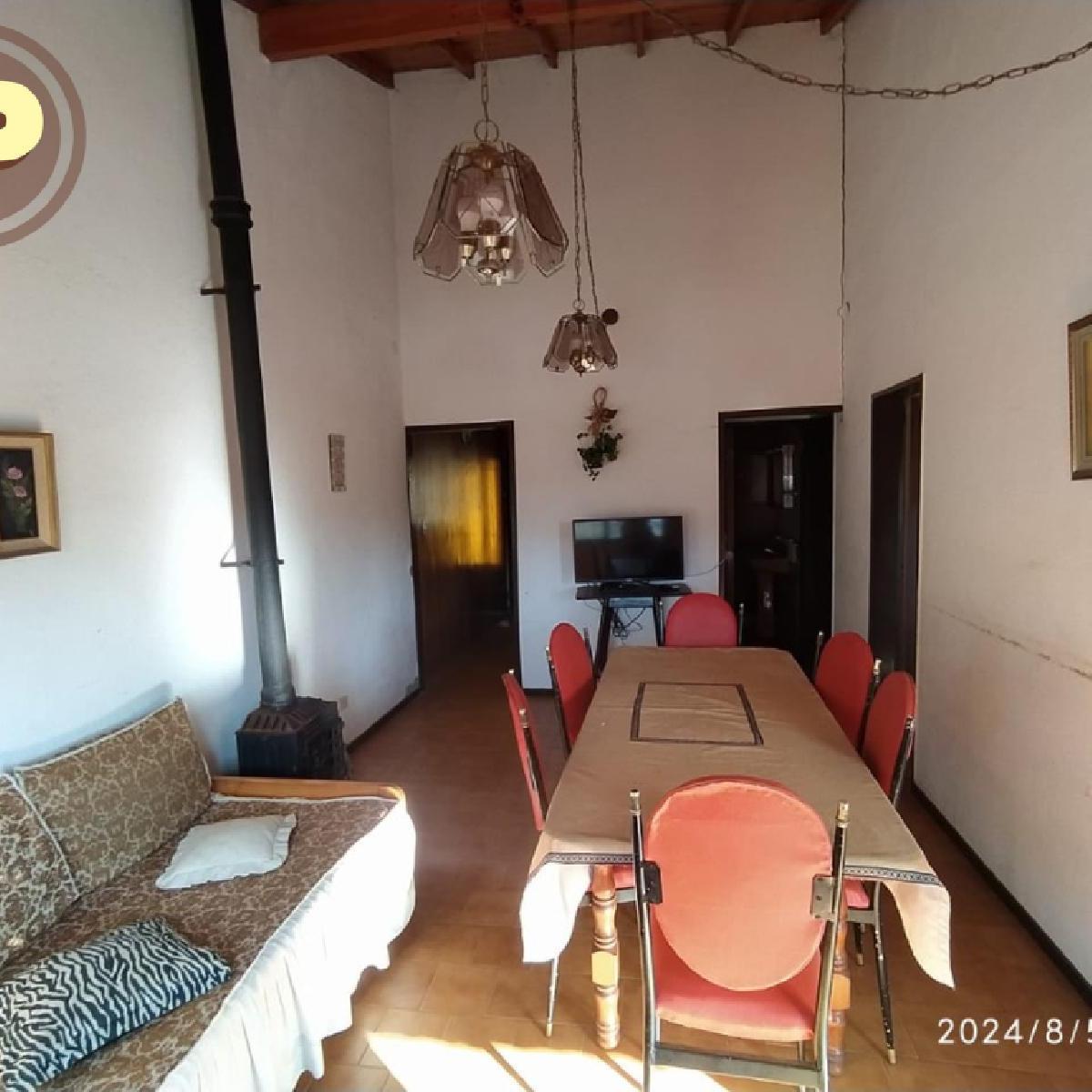 CASA SOLA EN EL LOTE CON GAS NATURAL