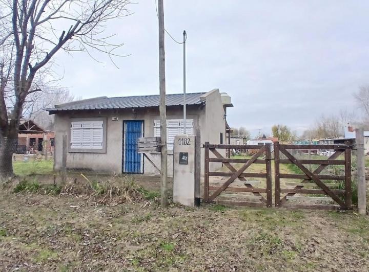 CASA SOLA EN EL LOTE