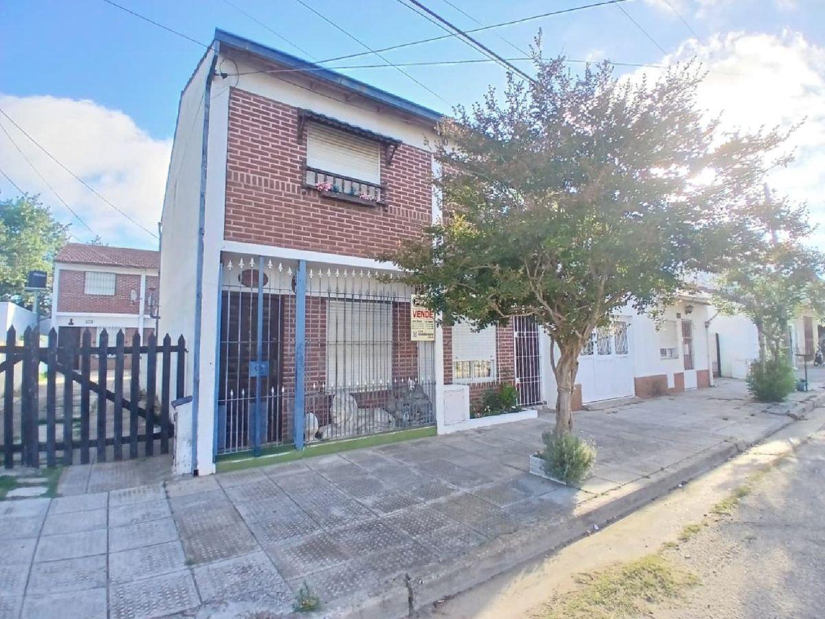 TIPO CASA AL FRENTE CON GAS NATURAL