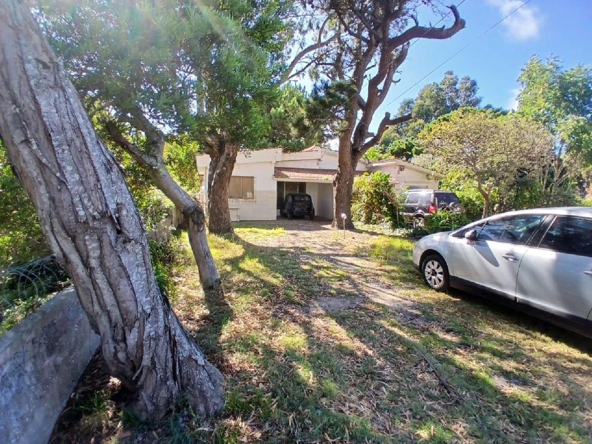 CASA CON MEDIO LOTE
