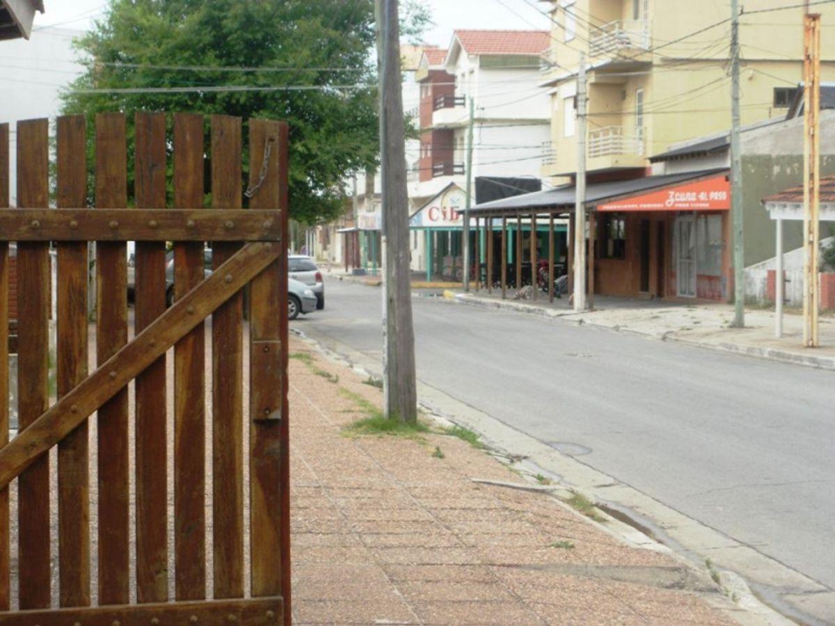 DEPARTAMENTO TIPO CASA SOBRE ASFALTO EN PLENO CENTRO DE LAS TONINAS