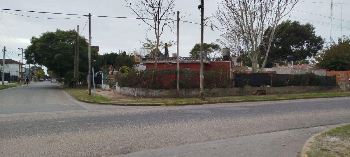 Hermosa Esquina! Casa a reciclar en Santa Teresita!