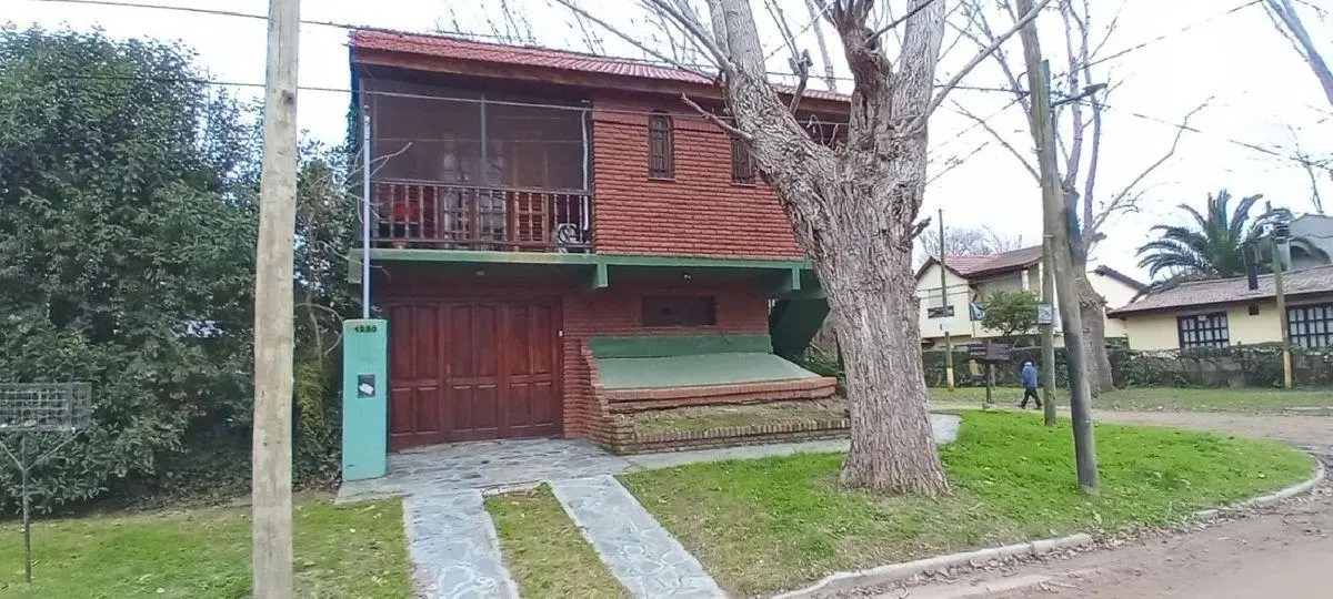 GRAN CHALET EN BARRIO PARQUE GOL. 2