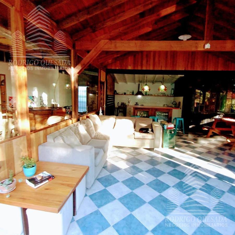 Excelente Casa con Pileta Climatizada por Ozonización. Sobre Exuberante Lote! 5