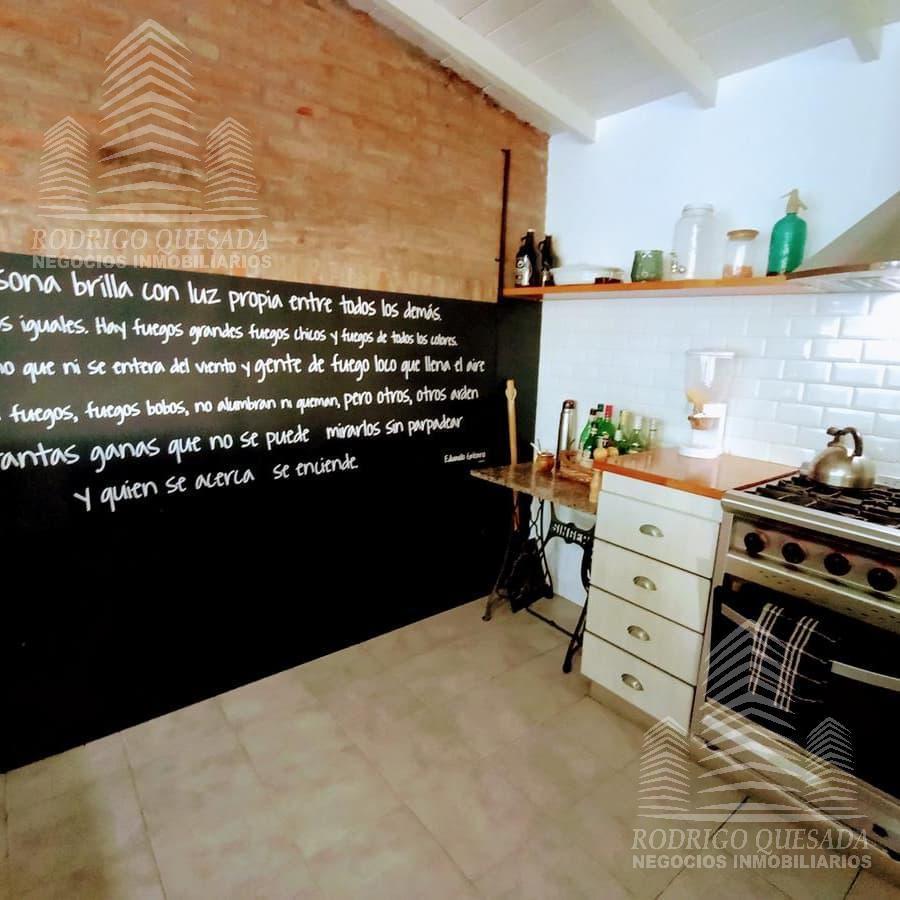 Excelente Casa con Pileta Climatizada por Ozonización. Sobre Exuberante Lote! 2