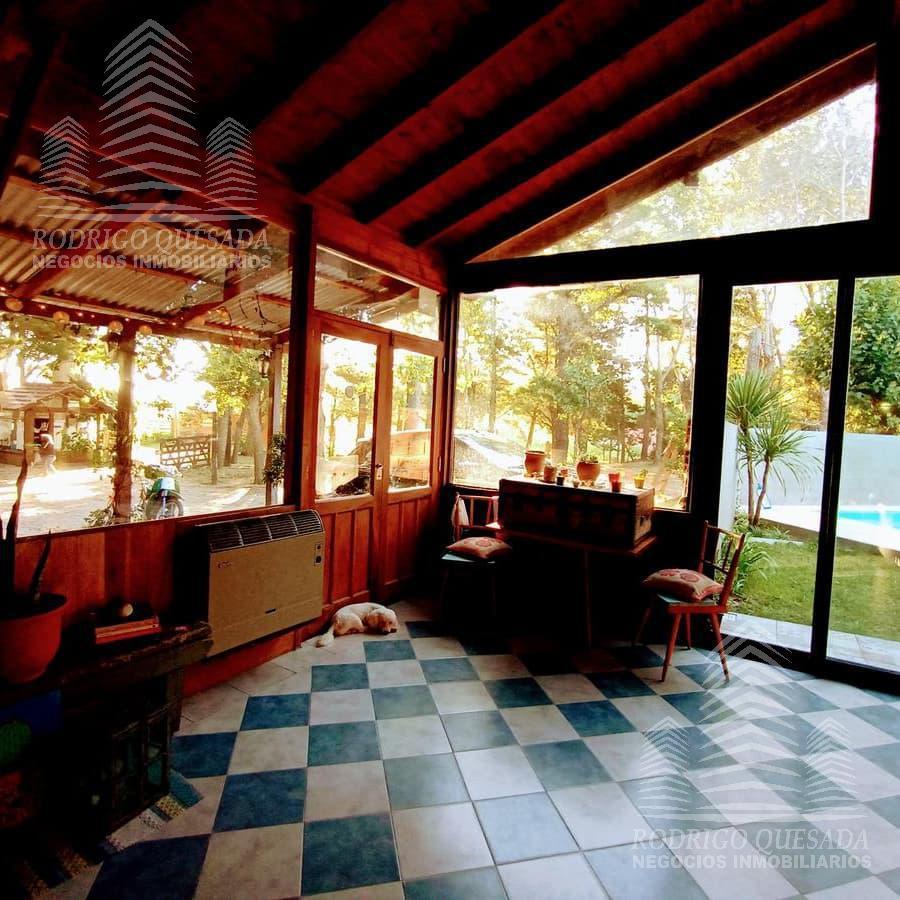 Excelente Casa con Pileta Climatizada por Ozonización. Sobre Exuberante Lote! 3