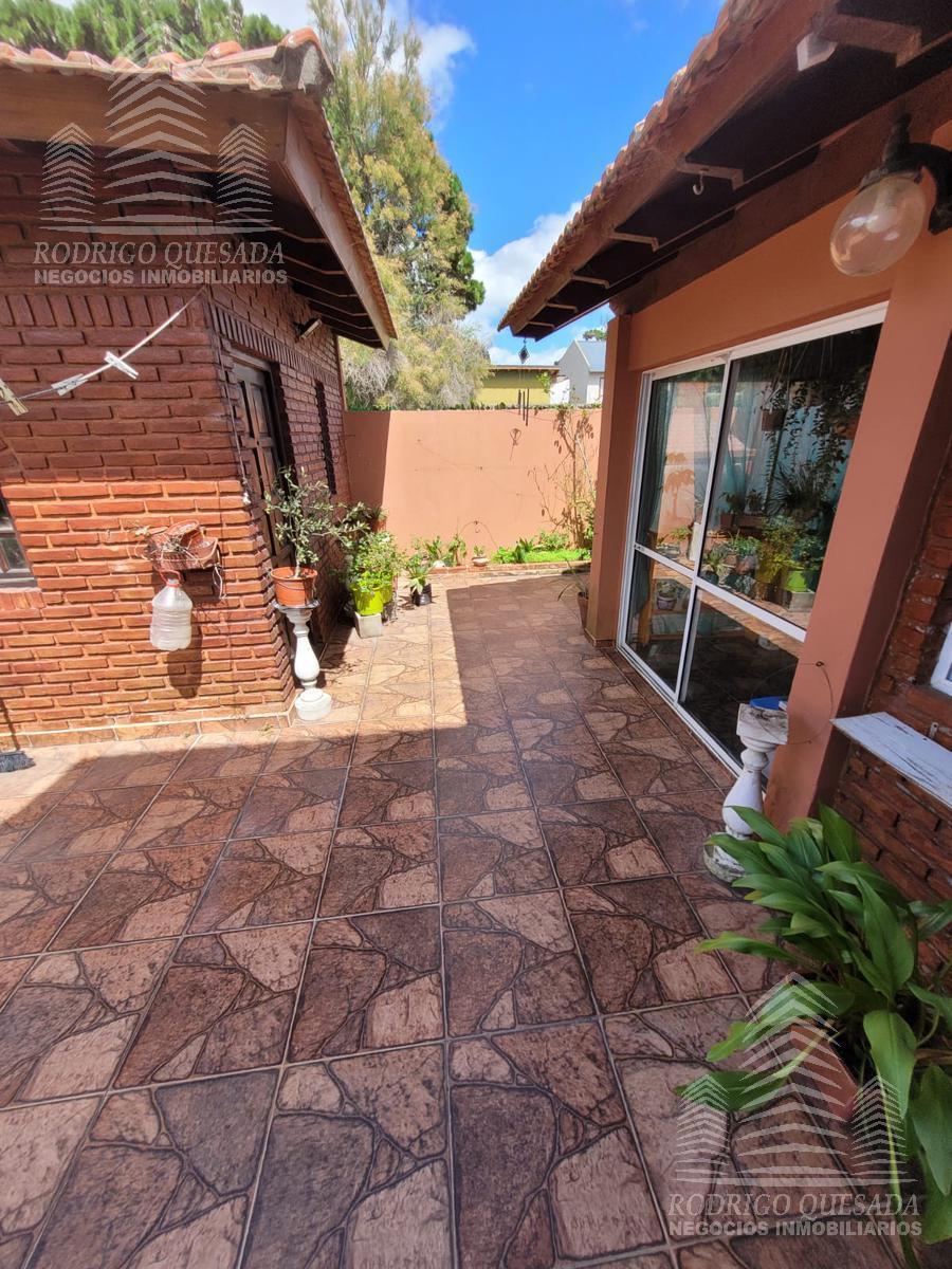 ¡Hermosa Casa de 5 Ambientes en Calle Catamarca, Mar de Ajo! 4