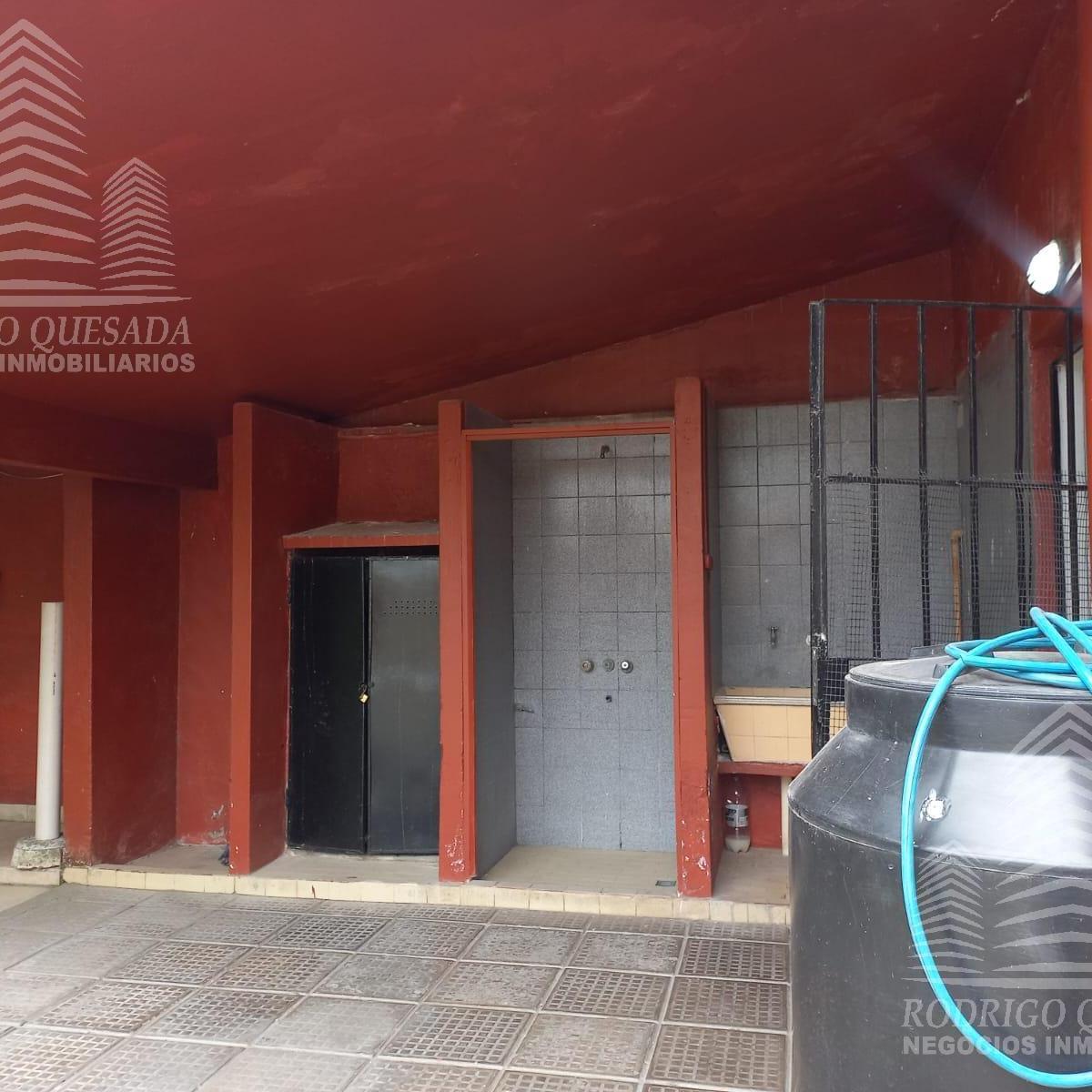 Amplia Casa en Lote Esquina, Todos Los Servicios! 2