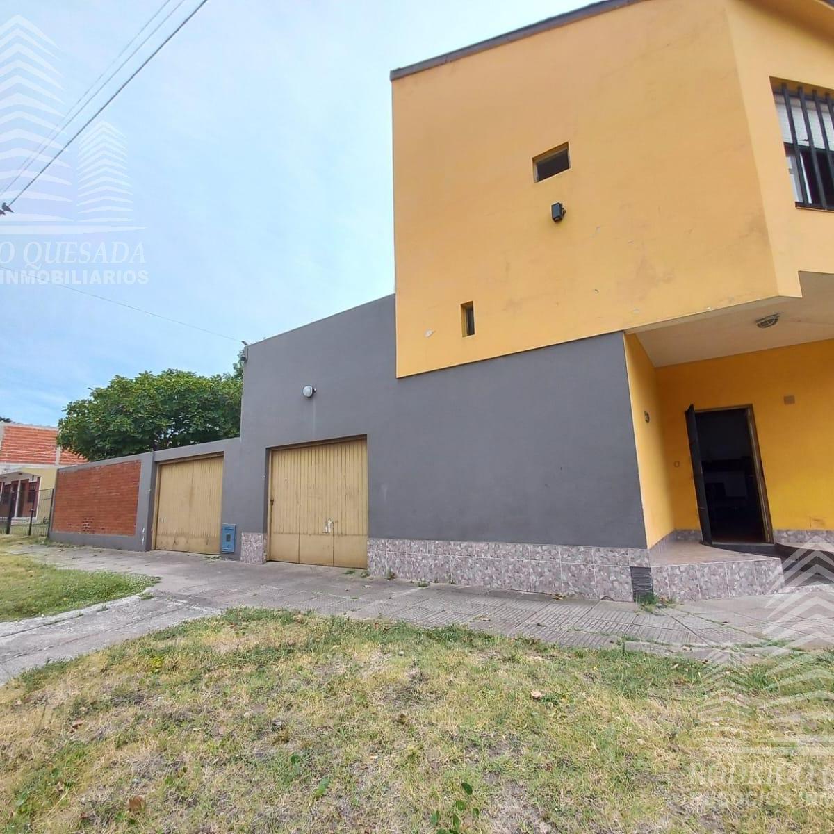 Amplia Casa en Lote Esquina, Todos Los Servicios! 4