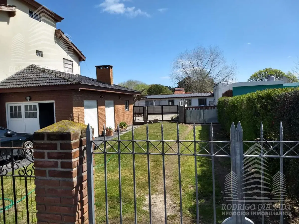 Excelente propiedad !!!- Mar De Ajo casa    2  deptos  de 2 y  3 ambientes - RETASADA!!!!! 4