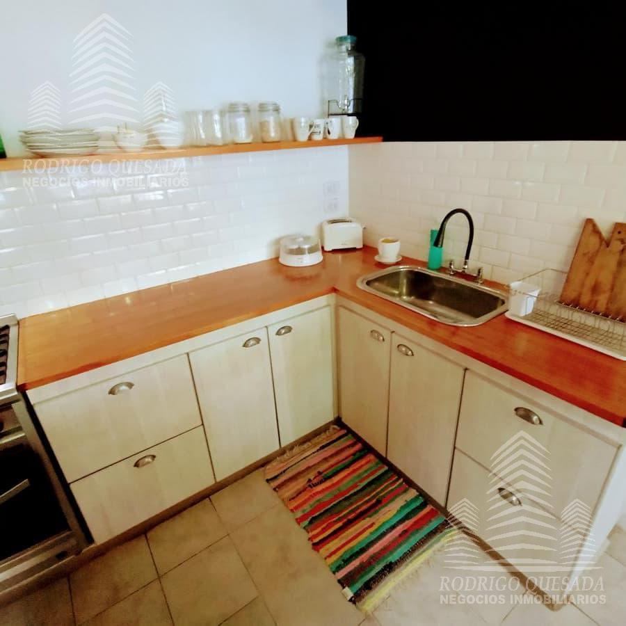 Foto de Excelente casa con pileta climatizada por ozonización. Sobre exuberante lote OPORTUNIDAD RETASADA, imagen 3