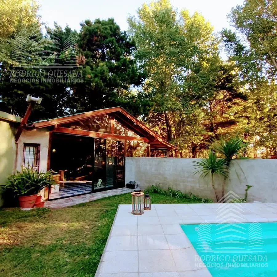 Excelente casa con pileta climatizada por ozonización. Sobre exuberante lote OPORTUNIDAD  RETASADA 2