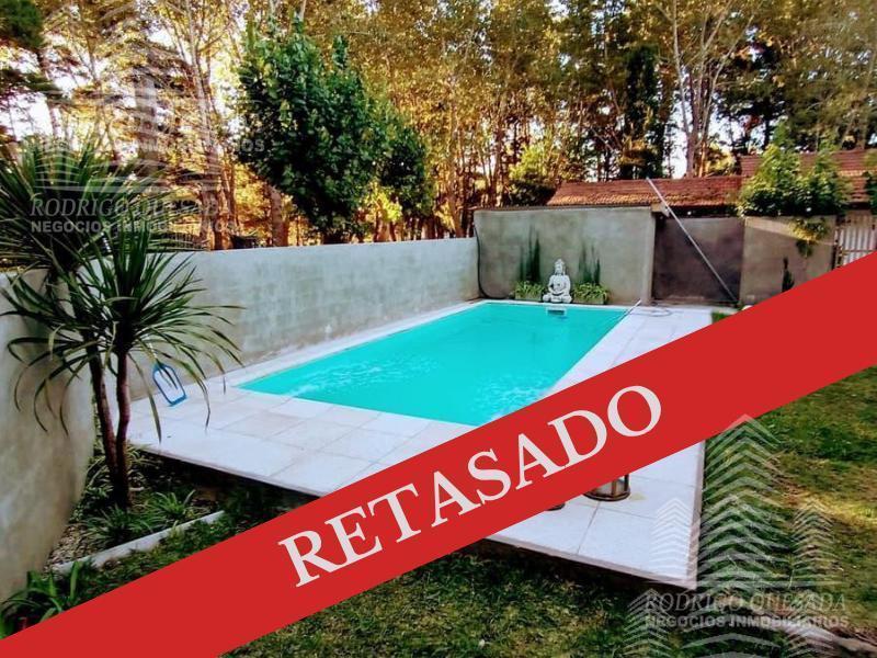 Excelente casa con pileta climatizada por ozonización. Sobre exuberante lote OPORTUNIDAD  RETASADA