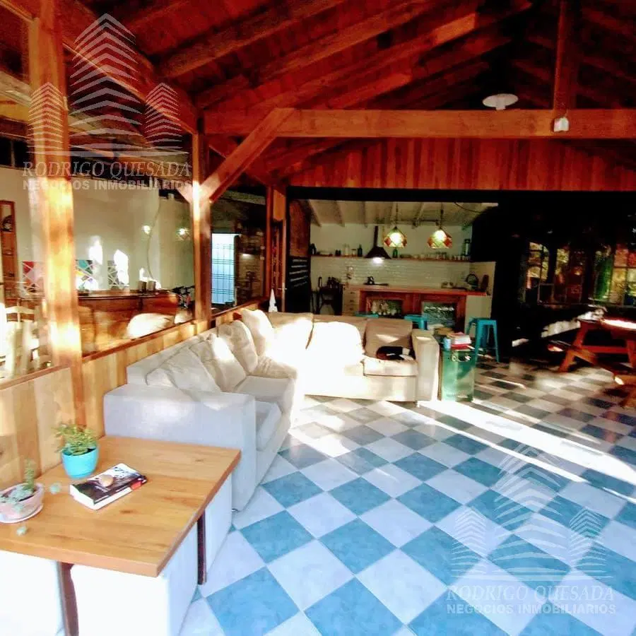 Excelente casa con pileta climatizada por ozonización. Sobre exuberante lote OPORTUNIDAD RETASADA 8
