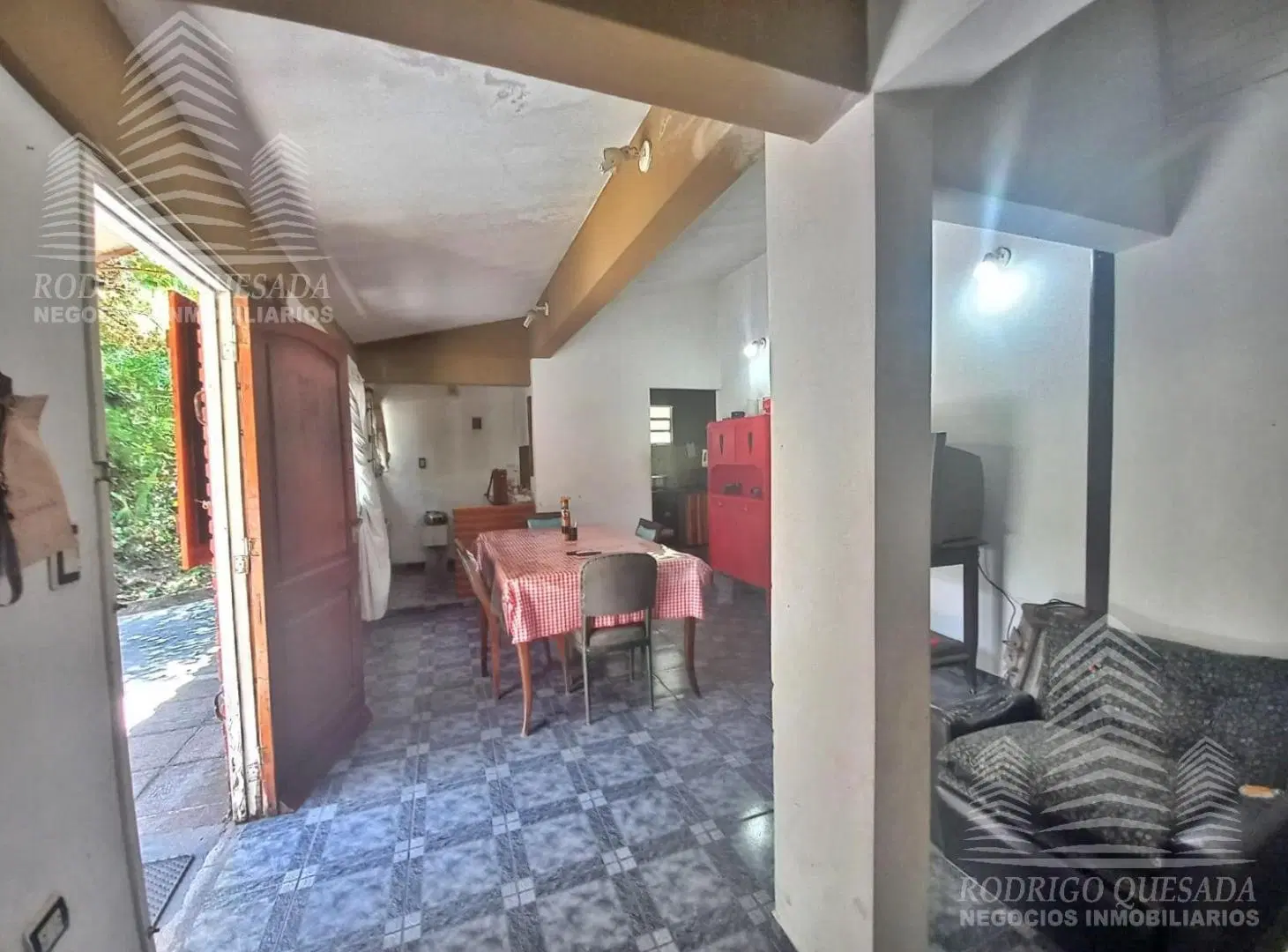 Amplia casa c/todos los servicios  Salta  1727 2