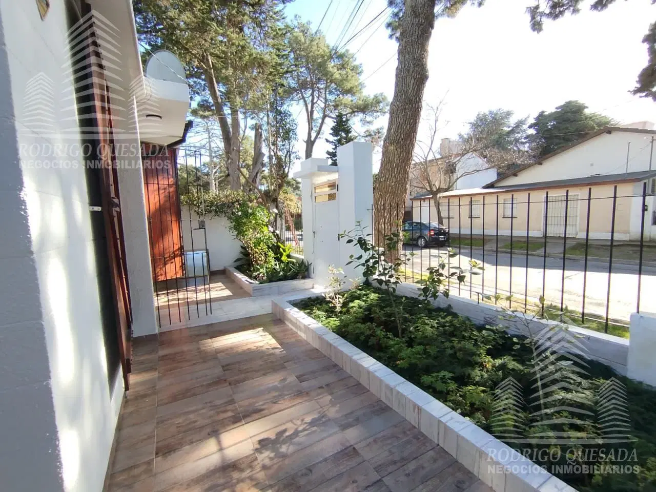Excelente Oportunidad en Esquina: Dos Casas Independientes con Piscina y Quincho! 5